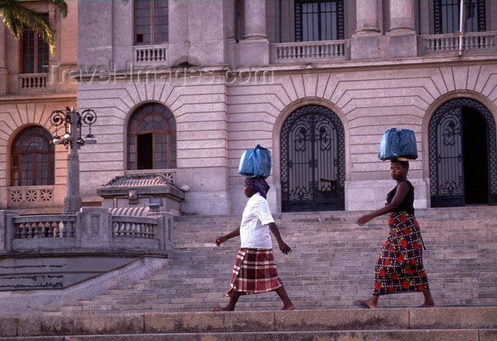 mozambique172: Mozambique / Moçambique - Maputo / Lourenço Marques / MPM : women with loads on their heads - city hall / mulheres com carga na cabeça - camara municipal de Maputo - photo by F.Rigaud - (c) Travel-Images.com - Stock Photography agency - Image Bank