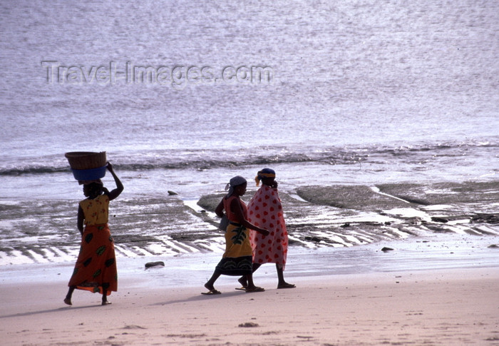 mozambique198: Pemba / Porto Amélia, Cabo Delgado, Mozambique / Moçambique: women walk along the beach - Pemba bay - Indian ocean / mulheres caminhando ao longo da praia - photo by F.Rigaud - (c) Travel-Images.com - Stock Photography agency - Image Bank