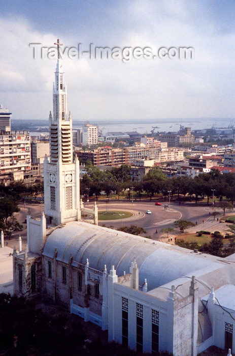 mozambique2: Mozambique / Moçambique - Maputo / Lourenço Marques / MPM:  the Cathedral and Independence square seen from above / a Catedral de Nossa Senhora da Conceição e a Praça da Independência (antiga praça Mouzinho de Albuquerque) - inaugurada em 1944 pelo Cardeal Cerejeira - photo by M.Torres - (c) Travel-Images.com - Stock Photography agency - Image Bank