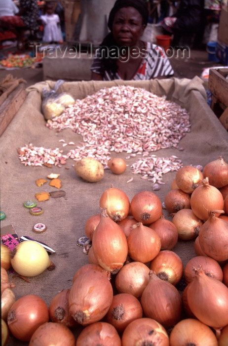 mozambique222: Mozambique / Moçambique - Maputo / Lourenço Marques: onions for sale at the Municipal market / Mercado municipal - cebolas - photo by F.Rigaud - (c) Travel-Images.com - Stock Photography agency - Image Bank