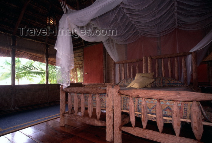 mozambique228: Benguerra Island, Bazaruto Archipelago, Mozambique: bed with mosquito nets - malaria prevention - bungalow room at Benguerra Lodge / cama com rede mosquiteira - photo by F.Rigaud - (c) Travel-Images.com - Stock Photography agency - Image Bank