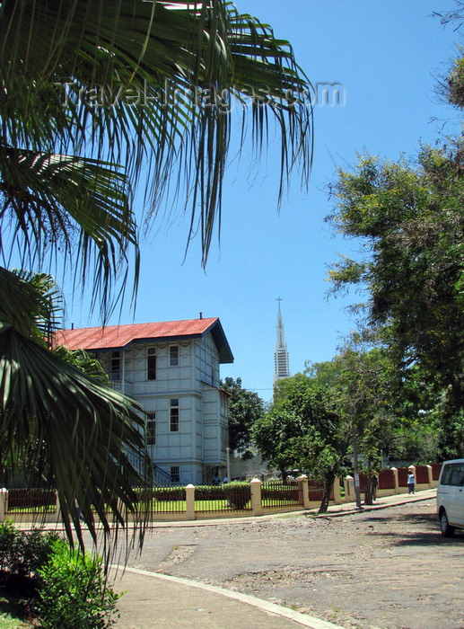 mozambique23: Mozambique / Moçambique - Maputo / Lourenço Marques / MPM : the Iron House, designed by Eiffel,  with the Cathedral in the background - Casa de Ferro, projecto de Eiffel (avenida Samora Moisés Machel, antiga avenida D. Luís) - photo by G.Frysinger - (c) Travel-Images.com - Stock Photography agency - Image Bank