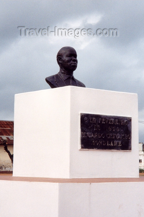 mozambique31: Xai-Xai / Vila João Belo / VJB: Eduardo Mondelane monument / busto de Eduardo Mondelane - Praça dos Heróis - photo by M.Torres - (c) Travel-Images.com - Stock Photography agency - Image Bank