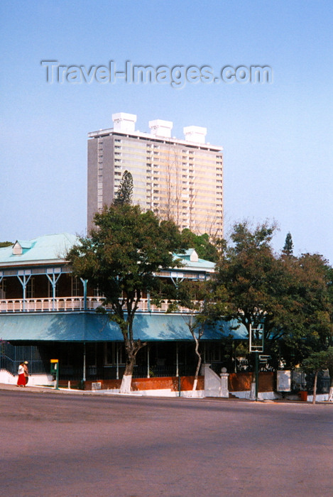 mozambique4: Mozambique / Moçambique - Maputo / Lourenço Marques: French-Mozambican Cultural Centre and the 33 storey building / o Centro Cultural Franco-Moçambicano (av Samora Machel) e o Edifício 33 Andares (av. 25 de Setembro) - photo by M.Torres - (c) Travel-Images.com - Stock Photography agency - Image Bank