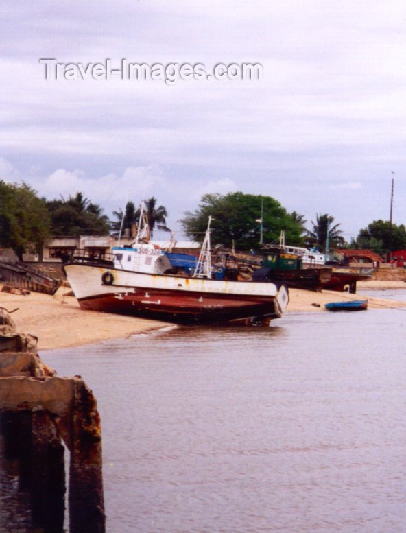 mozambique40: Catembe, Maputo province, Mozambique: old boats on the beach / na praia - photo by M.Torres - (c) Travel-Images.com - Stock Photography agency - Image Bank