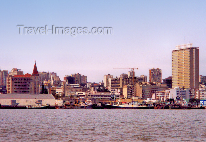 mozambique42: Mozambique / Moçambique - Maputo / Lourenço Marques: skyline from the sea / a baixa vista da baia - prédio 33 andares à direita - photo by M.Torres - (c) Travel-Images.com - Stock Photography agency - Image Bank