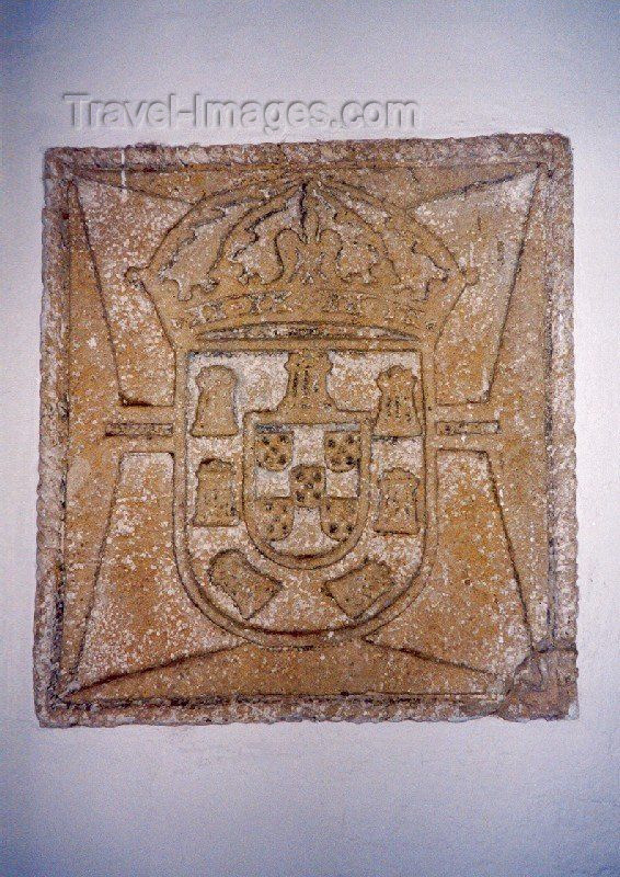 mozambique48: Mozambique / Moçambique - Maputo / Lourenço Marques / MPM: Portuguese coat of arms - museum at the fort - armas de Portugal - forte - museu de história - photo by M.Torres - (c) Travel-Images.com - Stock Photography agency - Image Bank