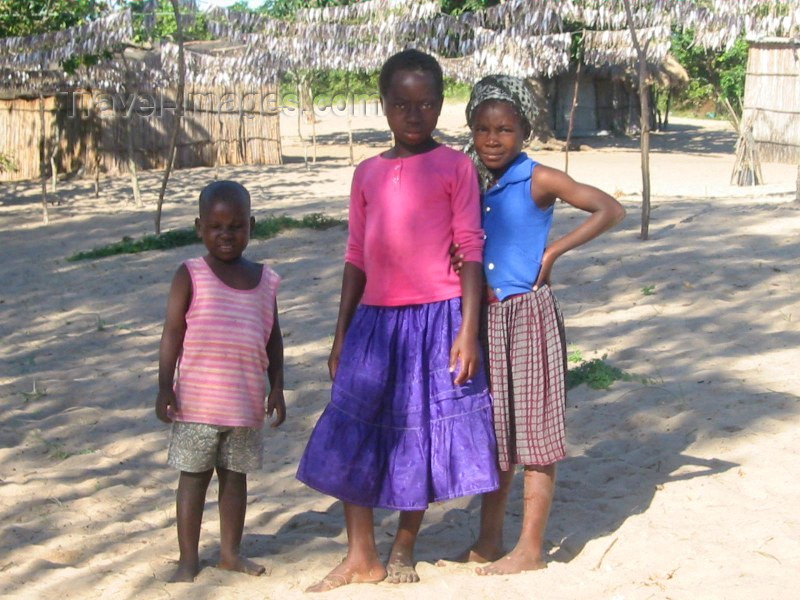 mozambique49: Marracuene / Vila Luísa, Maputo Province, Mozambique: kids - photo by J.Gewalli - (c) Travel-Images.com - Stock Photography agency - Image Bank