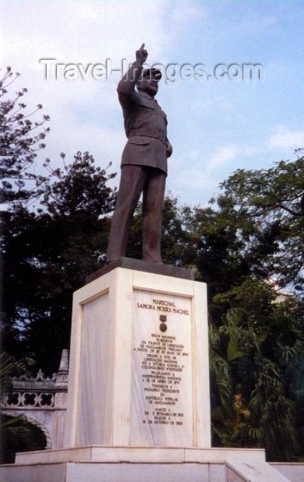 mozambique5: Mozambique / Moçambique - Maputo / Lourenço Marques / MPM: President Samora Machel statue - Tunduru botanical gardens / estátua do fundador da Frelimo, Presidente Samora Machel - entrada do Jardim Botânico / Tunduru (antigo jardim Vasco da Gama) - photo by M.Torres - (c) Travel-Images.com - Stock Photography agency - Image Bank