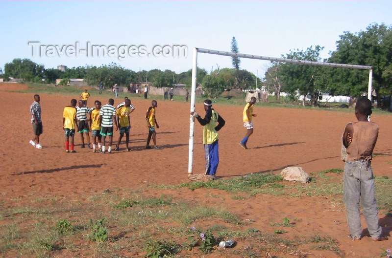 mozambique50: Marracuene, Mozambique: dispute at a soccer match / discussão num jogo de futebol - photo by Lars Gewalli - (c) Travel-Images.com - Stock Photography agency - Image Bank