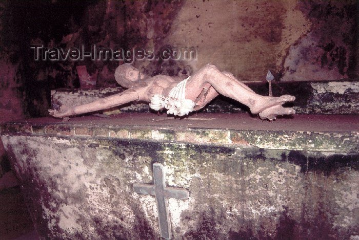 mozambique51: Ilha de Moçambique / Mozambique island: Christ on a Portuguese tomb - crucifix / Cristo num tumulo Português - photo by F.Rigaud - (c) Travel-Images.com - Stock Photography agency - Image Bank