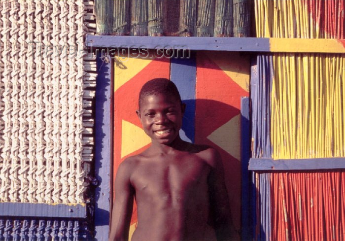 mozambique52: Mozambique / Moçambique - Benguerra island, Inhambane province: smiling boy and colourful house / rapaz sorridente e casa colorida - photo by F.Rigaud - (c) Travel-Images.com - Stock Photography agency - Image Bank