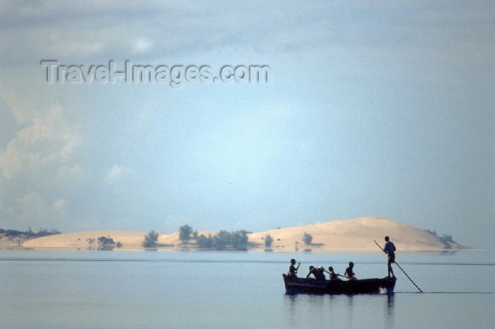 mozambique54: Mozambique / Moçambique - Benguerra: fishermen rowing - National Park / pescadores a remar - photo by F.Rigaud - (c) Travel-Images.com - Stock Photography agency - Image Bank