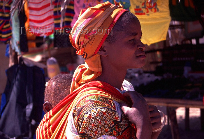mozambique57: Ilha de Moçambique / Mozambique island: mulher Macua no mercado - cidade Makuti - Macua lady in Makuti town - photo by F.Rigaud - (c) Travel-Images.com - Stock Photography agency - Image Bank