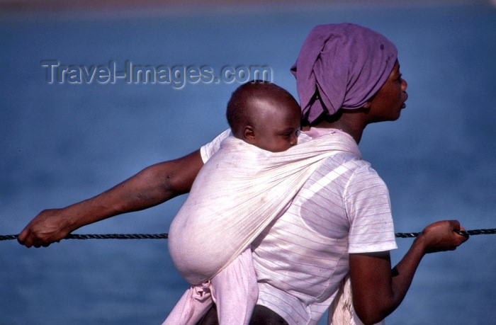 mozambique58: Mozambique / Moçambique - Benguerra: pulling the boat - woman with baby on her back / mulher com bébé puxa barco para terra - photo by F.Rigaud - (c) Travel-Images.com - Stock Photography agency - Image Bank