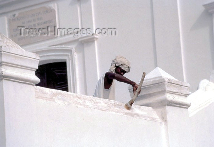 mozambique59: Ilha de Moçambique / Mozambique island: whitewashing the church of Nossa Senhora da Saude - mulher caiando a igreja de N.S. da Saude - Unesco world heritage site - Património da Humanidade - photo by F.Rigaud - (c) Travel-Images.com - Stock Photography agency - Image Bank