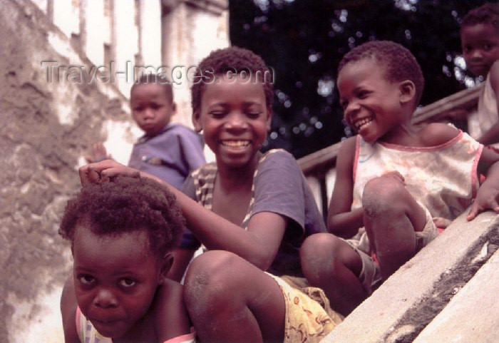 mozambique60: Ilha de Moçambique / Mozambique island: happy kids / crianças felizes - photo by F.Rigaud - (c) Travel-Images.com - Stock Photography agency - Image Bank