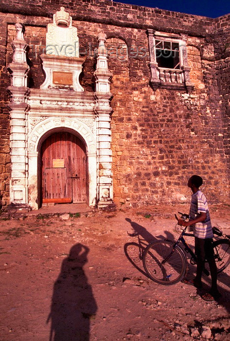 mozambique67: Ilha de Moçambique / Mozambique island: Portuguese fort of São Sebastião - the gate, the passer-by and the photographer's shadow - forte Português de São Sebastião - o portão, o curioso e a sombra da fotógrafa - photo by F.Rigaud - (c) Travel-Images.com - Stock Photography agency - Image Bank