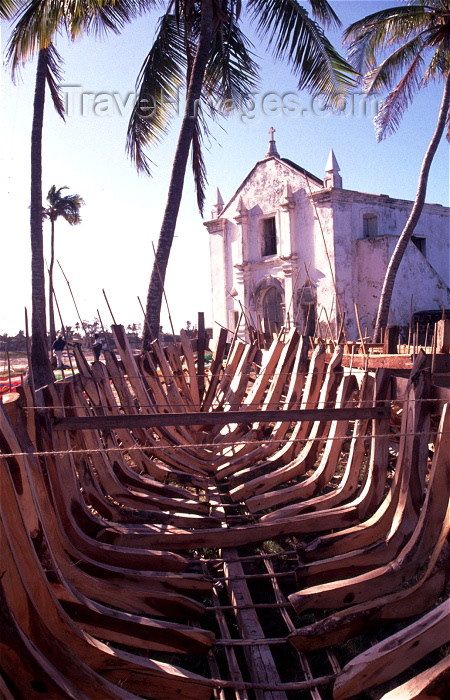 mozambique68: Ilha de Moçambique / Mozambique island: boat skeletons, coconut trees and Portuguese church of Santo António - esqueleto de barco junto à igreja de Santo António - photo by F.Rigaud - (c) Travel-Images.com - Stock Photography agency - Image Bank