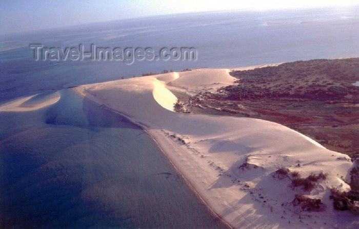 mozambique69: Mozambique / Moçambique - ilha do Bazaruto: the dunes from the air - Bazaruto national park / as dunas do ar - Parque Nacional de Bazaruto - photo by F.Rigaud - (c) Travel-Images.com - Stock Photography agency - Image Bank