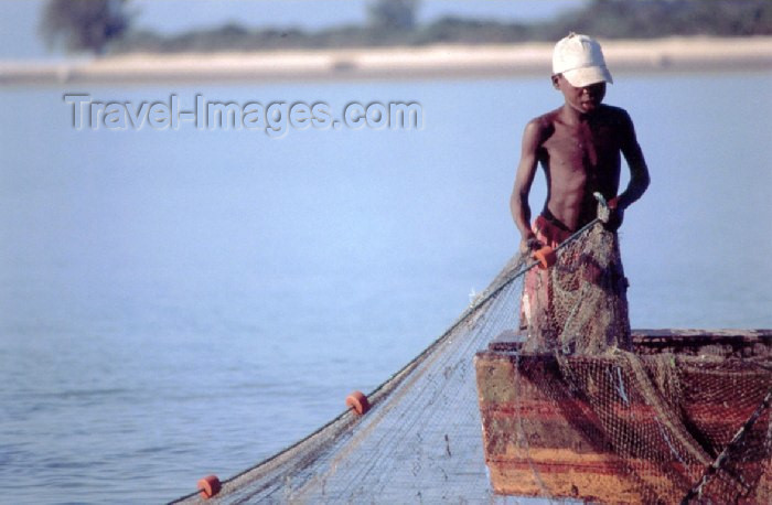 mozambique70: Mozambique / Moçambique - ilha de Benguerra: rapaz a pescar - photo by F.Rigaud - (c) Travel-Images.com - Stock Photography agency - Image Bank