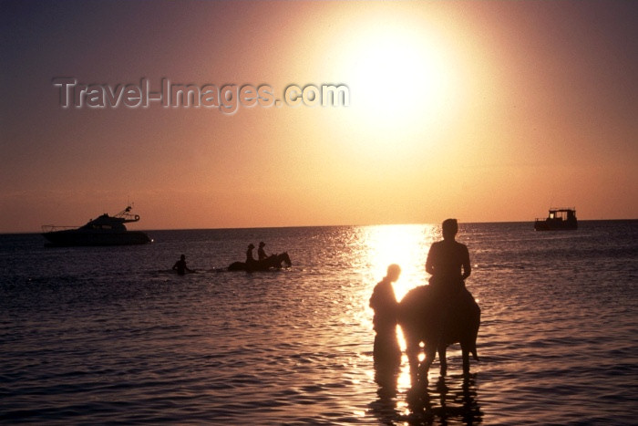 mozambique71: Mozambique / Moçambique - Bazaruto: horse riding on the beach - sunset over the Indian ocean / passeio a cavalo na praia - photo by F.Rigaud - (c) Travel-Images.com - Stock Photography agency - Image Bank