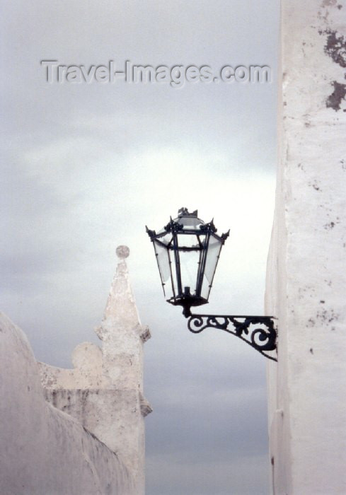 mozambique72: Ilha de Moçambique / Mozambique island (provincia de Nampula): colonial light in stone town - Mesericordia church - candeeiro colonial - cidade de pedra - Igreja de Mesericórdia - photo by F.Rigaud - (c) Travel-Images.com - Stock Photography agency - Image Bank