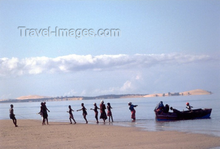 mozambique74: Mozambique / Moçambique - ilha de Benguerra / Benguerra island - arquipelago de Bazaruto (provincia de Inhambane): a boat returns to shore / um barco volta a terra - photo by F.Rigaud - (c) Travel-Images.com - Stock Photography agency - Image Bank