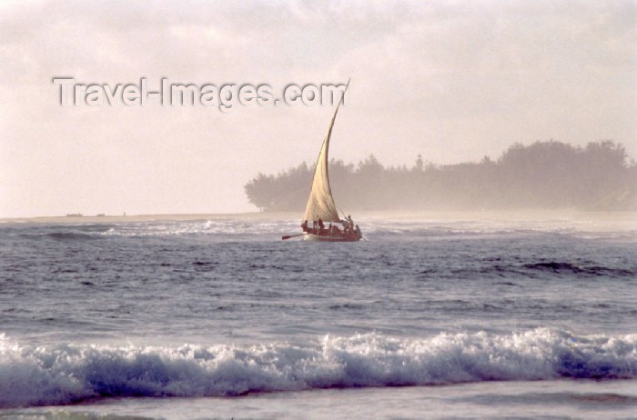 mozambique75: Mozambique / Moçambique - Inhambane: fishermen leave for the Indian ocean - Barra beach / praia da Barra - pescadores partem para o oceano Indico - photo by F.Rigaud - (c) Travel-Images.com - Stock Photography agency - Image Bank