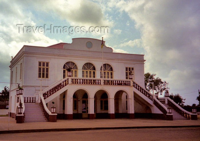 mozambique79: Xai-Xai / Vila João Belo / VJB: the City Hall / a Camara Municipal - photo by M.Torres - (c) Travel-Images.com - Stock Photography agency - Image Bank