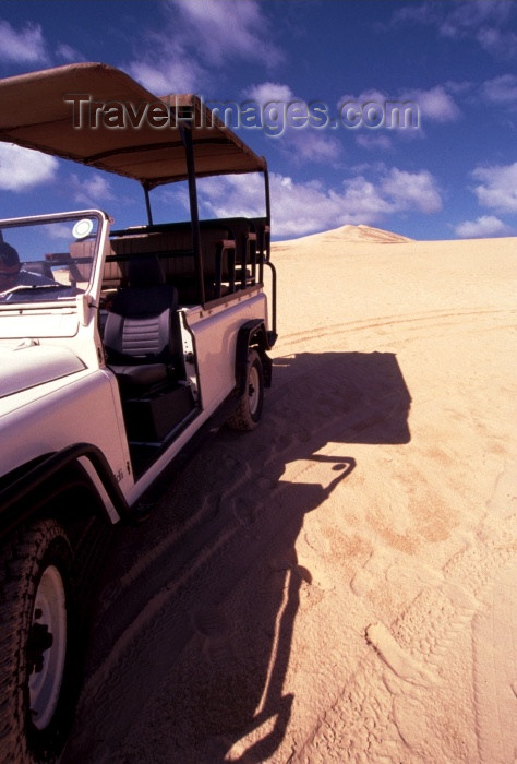 mozambique85: Mozambique / Moçambique - Bazaruto island, Inhambane province: Land Rover on the sand dunes / 4x4 - Land Rover nas dunas - photo by F.Rigaud - (c) Travel-Images.com - Stock Photography agency - Image Bank