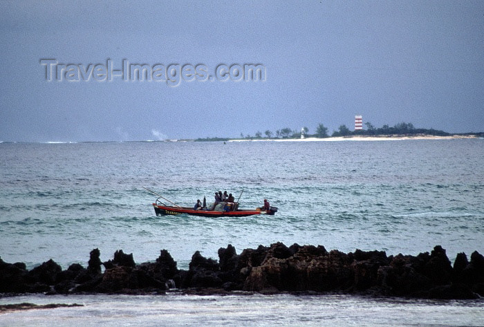 mozambique89: Mozambique island / ilha de Moçambique: view of Goa island and passing fishing boat / ilha de Goa e pescadores - photo by F.Rigaud - (c) Travel-Images.com - Stock Photography agency - Image Bank