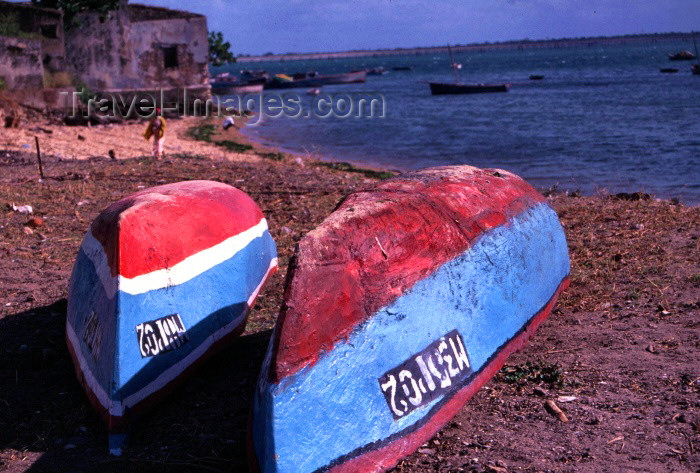 mozambique90: Africa - Ilha de Moçambique / Mozambique island: barcos na praia / boats on the beach - photo by F.Rigaud - (c) Travel-Images.com - Stock Photography agency - Image Bank