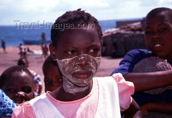 mozambique95: Ilha de Moçambique / Mozambique island: mascara de musiro - mulher macua - musiro facial mask - photo by F.Rigaud - (c) Travel-Images.com - Stock Photography agency - Image Bank