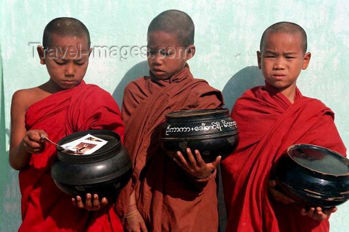 myanmar14: Myanmar / Burma - Young Buddhist monks wait for food donations - novices - religion - Buddhism (photo by J.Kaman) - (c) Travel-Images.com - Stock Photography agency - Image Bank