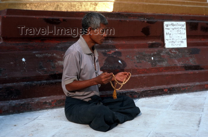 myanmar204: Myanmar - Yangon: men in meditating position at the Shwedagon pagoda - photo by W.Allgöwer - Ein Burmese (Laie) bei der Meditation in der Shwedagon-Pagode anläßlich des Lichterfestes im November. Meditation (lat. meditatio = "das Nachdenken über" oder lat - (c) Travel-Images.com - Stock Photography agency - Image Bank