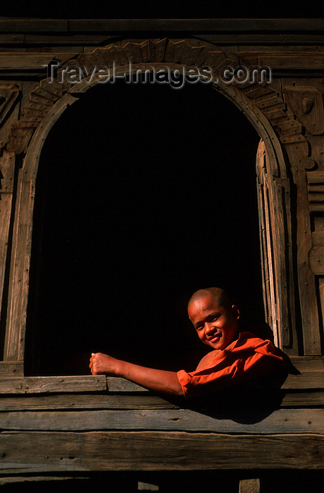 myanmar208: Myanmar - Bagan: novice monk - people - Asia - photo by W.Allgöwer - Ein buddhistischer Novize ist ein Kind, Jugendlicher, der sich in der Ausbildung zu einem Mönch befindet. Die Benennung Novize impliziert etymologisch, dass es sich um eine Person handel - (c) Travel-Images.com - Stock Photography agency - Image Bank