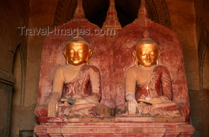 myanmar210: Myanmar - Bagan: pair of Buddha figures - art - Asia - photo by W.Allgöwer - Eine Besonderheit, und weltweit eine Seltenheit im Dhammayangyi-Tempel sind die nebeneinander sitzenden Buddhafiguren im westlichen Zugang. Die Archäologen sind sich nicht einig: - (c) Travel-Images.com - Stock Photography agency - Image Bank