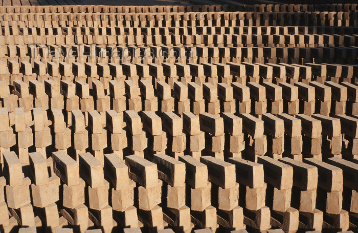 myanmar214: Myanmar - Bagan: production of clay bricks - industry - Asia - photo by W.Allgöwer - Die Verwendung des Ziegels lässt sich in Vorderasien und auf dem indischen Subkontinent bis über fünftausend Jahre zurückverfolgen und gebrannte Lehmsteine nachweisen.  N - (c) Travel-Images.com - Stock Photography agency - Image Bank