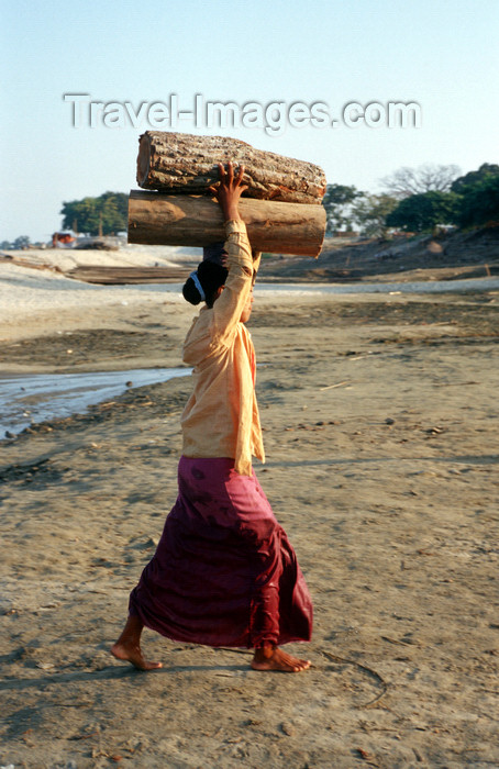 myanmar217: Myanmar - Mandalay: day labourer in the harbour carrying wood - photo by W.Allgöwer - Eine junge Frau beim löschen der Ladung im Hafen von Mandalay. Vor allem die in die Städte gezogene Landbevölkerung muß sich anfangs oft den Lebensunterhalt als Tagelöhn - (c) Travel-Images.com - Stock Photography agency - Image Bank