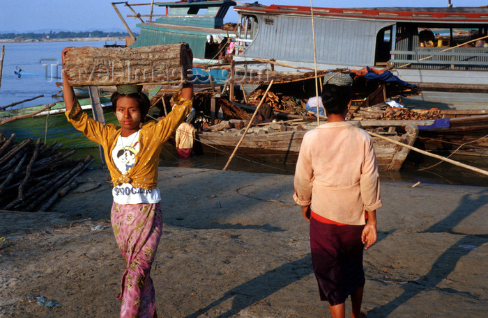 myanmar218: Myanmar - Mandalay: day labourer in the harbour - young woman carrying part of a log -  photo by W.Allgöwer - Eine junge Frau (eigentlich noch ein Mädchen) beim löschen der Ladung im Hafen von Mandalay. Vor allem die in die Städte gezogene Landbevölkerung - (c) Travel-Images.com - Stock Photography agency - Image Bank