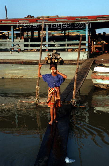 myanmar219: Myanmar - Mandalay: day labourer in the harbour - young woman carrying on an improvised bridge - photo by W.Allgöwer - Eine junge Frau (eigentlich noch ein Mädchen) beim löschen der Ladung im Hafen von Mandalay. Vor allem die in die Städte gezogene Landbe - (c) Travel-Images.com - Stock Photography agency - Image Bank