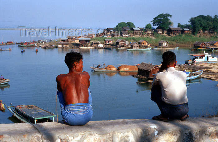 myanmar220: Myanmar - Mandalay: two Burmese men wait for some work in the harbour - photo by W.Allgöwer - Zwei Tagelöhner unterhalten sich, während sie auf Arbeit warten. Ein Tagelöhner oder Tagelöhner ist jemand, der keine feste Arbeitsstelle hat, sondern sich in de - (c) Travel-Images.com - Stock Photography agency - Image Bank