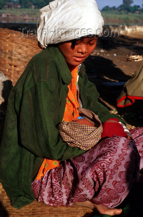 myanmar221: Myanmar - Mandalay: young mother with baby by the roadside - photo by W.Allgöwer - Eine junge Mutter stillt ihr Baby am Strassenrand. Das soziale Netz in Myanmar ist grobmaschig, weshalb viele hilfsbedürftige Menschen weit unter dem Existenzminimum leben. - (c) Travel-Images.com - Stock Photography agency - Image Bank