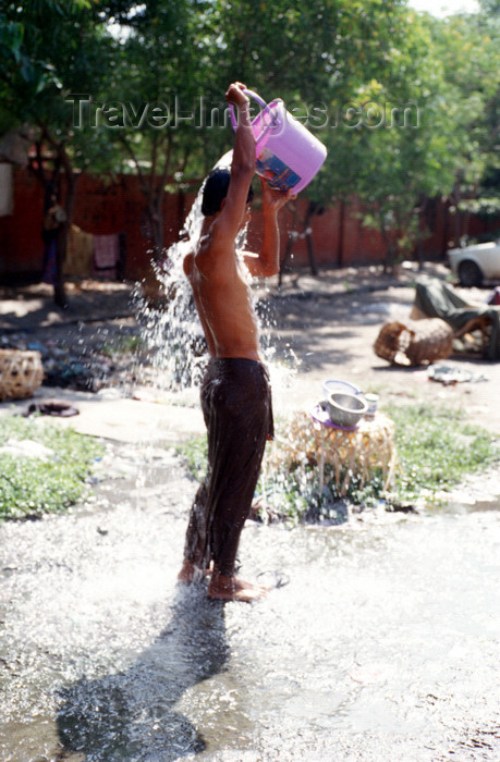 myanmar223: Myanmar - Mandalay: homeless man washes himself on the street - photo by W.Allgöwer - Obdachlose haben einen der seltenen Hydranten angezapft und nutzen die Gelegenheit zum waschen. Das soziale Netz in Myanmar ist grobmaschig, weshalb viele hilfsbedürftig - (c) Travel-Images.com - Stock Photography agency - Image Bank