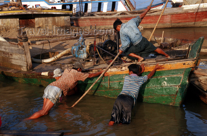 myanmar224: Myanmar - Mandalay: harbour workers - photo by W.Allgöwer - Hafenarbeiter setzten mit vereinten Kräften ein Schiff frei, daß zu heftig angelegt hat. - (c) Travel-Images.com - Stock Photography agency - Image Bank