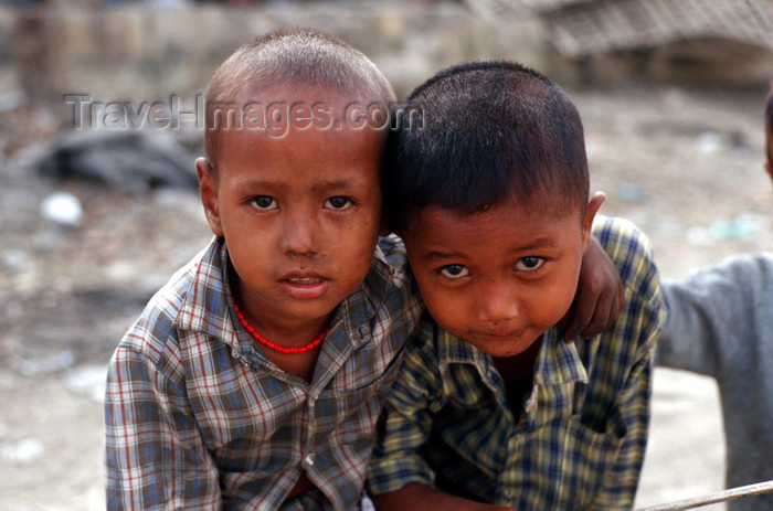 myanmar225: Myanmar - Mandalay: children of day labourers kill time - photo by W.Allgöwer - Die Jungen vertreiben sich die Zeit, während ihre Eltern den Lebenunterhalt als Tagelöhner im Hafen von Mandalay verdienen. In Myanmar sind 50% der Einwohner jünger als zwanzi - (c) Travel-Images.com - Stock Photography agency - Image Bank
