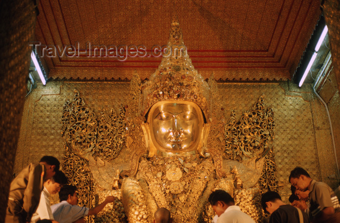 myanmar226: Myanmar - Mandalay: Mahamuni Buddha - bronze statue -  brought from Rakhine State in 1784 by King Bodawpaya as spoils of war - photo by W.Allgöwer - Die Mahanuni-Statue in der gleichnamigen Pagode ist die mit Abstand meistverehrte Figur Myanmars und zählt - (c) Travel-Images.com - Stock Photography agency - Image Bank