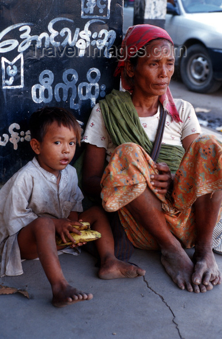 myanmar228: Myanmar - Mandalay: homeless and unemployed mother with her child by the roadside - photo by W.Allgöwer - Arbeitslose Mutter mit ihrem Sohn am Strassenrand. Das soziale Netz in Myanmar ist grobmaschig, weshalb viele hilfsbedürftige Menschen weit unter dem - (c) Travel-Images.com - Stock Photography agency - Image Bank