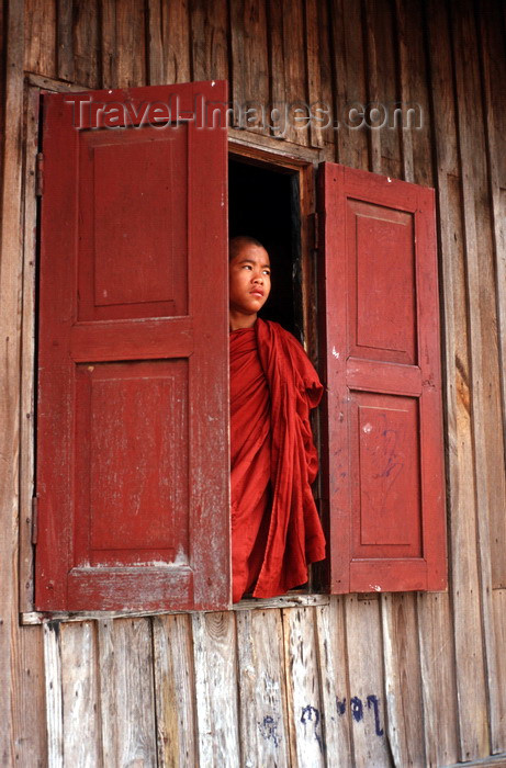 myanmar236: Myanmar - Kalaw - Shan State: novice Buddhist monk at a window - photo by W.Allgöwer - Ein buddhistischer Novize ist ein Kind, Jugendlicher, der sich in der Ausbildung zu einem Mönch befindet. Die Benennung Novize impliziert etymologisch, dass es sich um  - (c) Travel-Images.com - Stock Photography agency - Image Bank